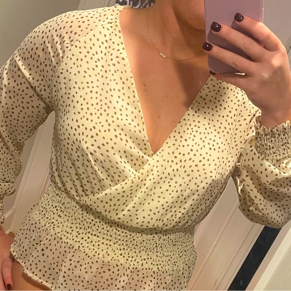 Beige sleeve v-neck with gold polka dots - Picture 3 of 3
